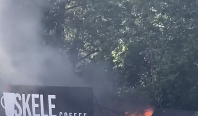 Yangın söndürme çalışmalarına polisler de hortumla müdahale etti