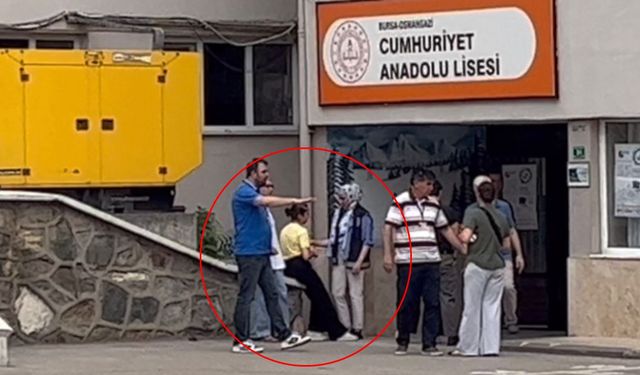 Yanlış okulun önünde bekleyen öğrencinin yaşadığı panik kamerada