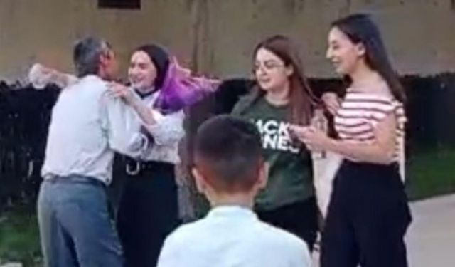 YKS sonrası kızını çiçeklerle karşılayan baba: Dünyanın en güzel anıydı