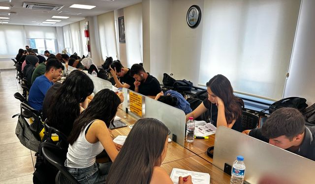 YKS'ye hazırlanan öğrenciler, kütüphaneye 'kamp' kurdu