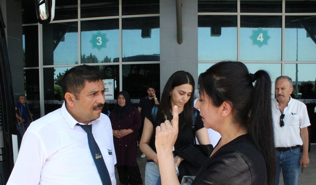 Yolcu gibi otobüse binen komiser, telefonla konuşan şoföre ceza kesti