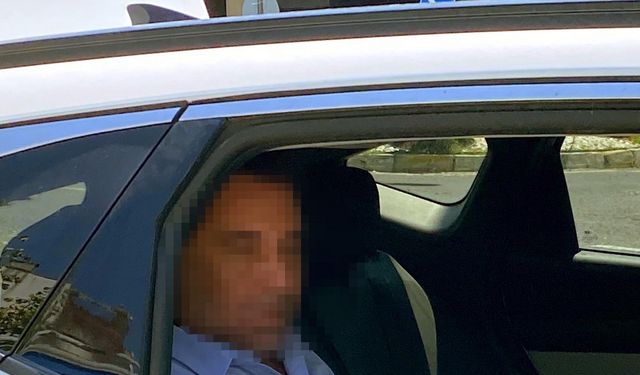 4.25 promil alkollü doktorun kullandığı kamyonet, kaldırımda yürüyen 2 kişiye çarptı; kaza kamerada