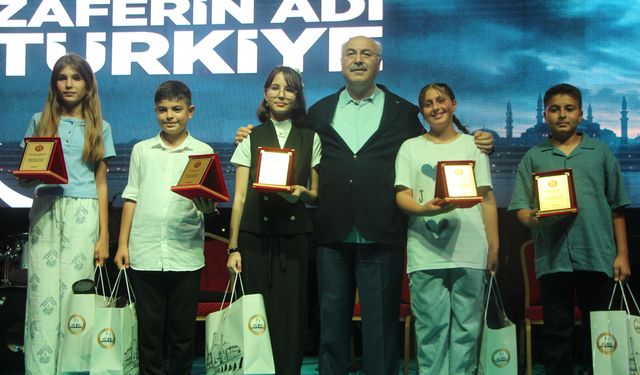 Adana'da 'Demokrasi Nöbeti' tutuldu, şehitler dualarla anıldı