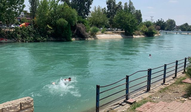 Adana’da sıcakta bunalan çocukların kanalda eski koltukla tehlikeli eğlencesi