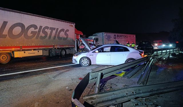 Adana’da TIR, yol kenarındaki 3 araca çarptı; 8 yaralı