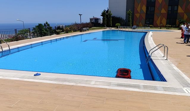 Akülü arabasıyla site havuzuna düşen çocuk, yoğun bakımda tedaviye alındı