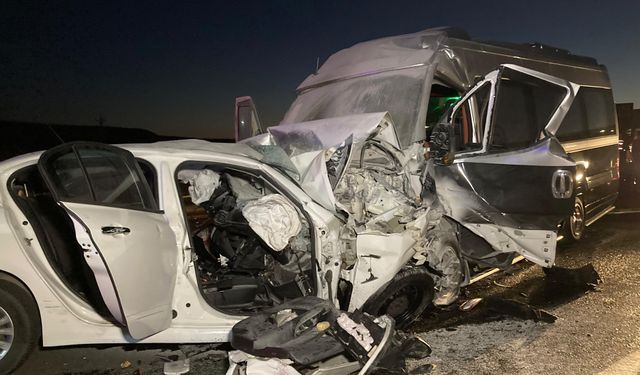 Ankara'da ters yönde ilerleyen otomobil minibüsle çarpışarak alev aldı: 1 ölü, 1 yaralı