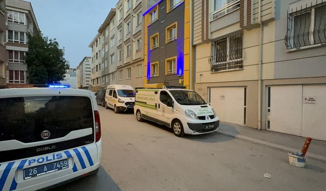 Apartman merdivenlerinde ölü bulundu