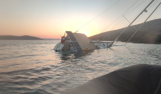 Bodrum’da kayalıklara sürten yelkenli tekne karaya oturdu; 5 kişi kurtarıldı