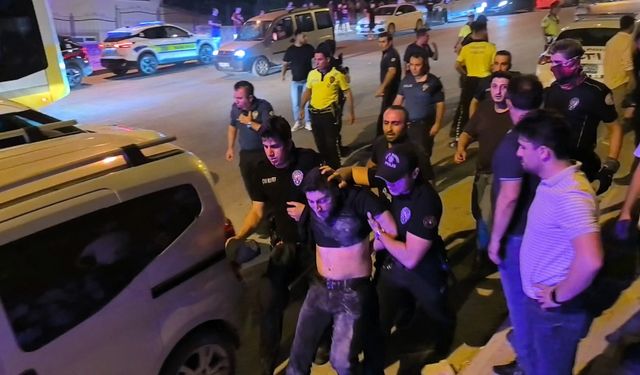 Bursa'da iki grup arasındaki ‘laf atma’ kavgasına aileler de karıştı; olay kamerada