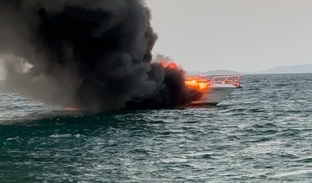 Çeşme'de demirli olan teknede yangın / Ek fotoğraflar