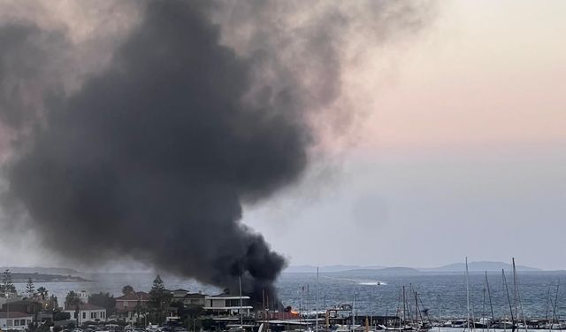Çeşme'de demirli teknede çıkan yangın korkuttu