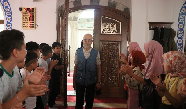 Çocuklardan camilerin 30 yıldır gönüllü temizliğini yapan Dursun Kaçan’a çiçekli ve alkışlı karşılama