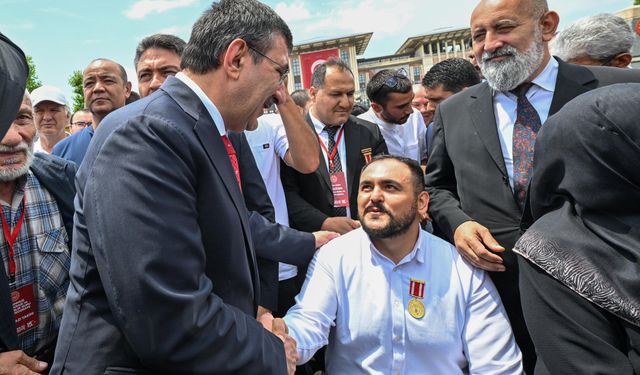 Cumhurbaşkanı Yardımcısı Yılmaz, 15 Temmuz Anıtı'na çelenk bıraktı