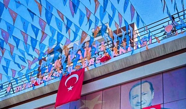Diyarbakır surlarına Türk bayrakları asıldı