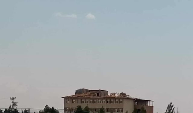 Diyarbakır'da kuvvetli rüzgar okulun çatısını uçurdu