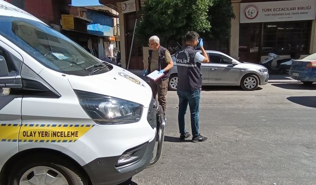 Dükkanının kepengine 'hasım' yazan kişiyi tabancayla bacağından vurdu