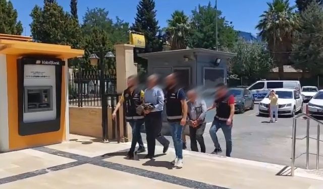 Durdurulan otomobilde ruhsatsız 65 tabanca ele geçirildi; 2 tutuklama