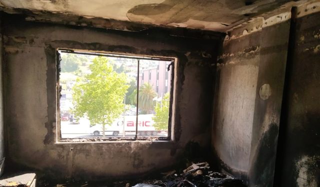 Evde çıkan yangında mahsur kalan kişi kurtarıldı