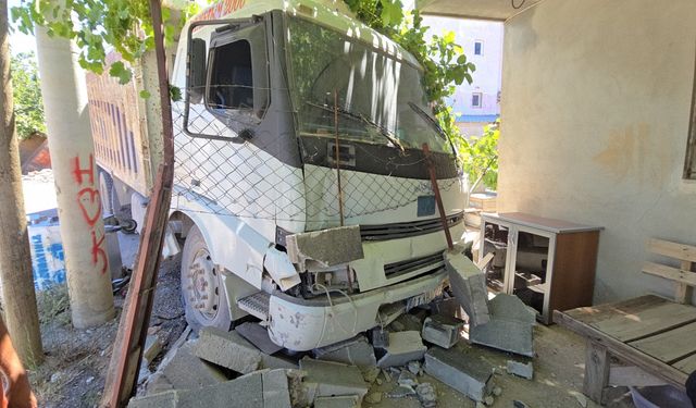 Freni boşalan hafriyat kamyonu, evin bahçe duvarına çarptı; 1 yaralı