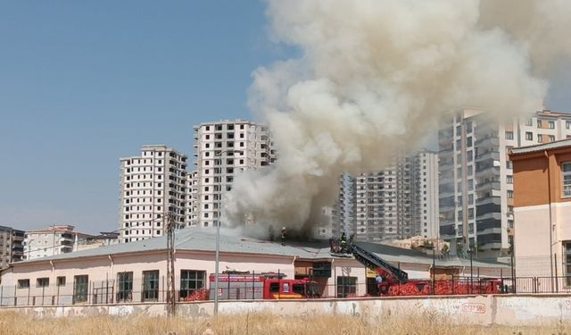 Gaziantep'te meslek lisesinde yangın