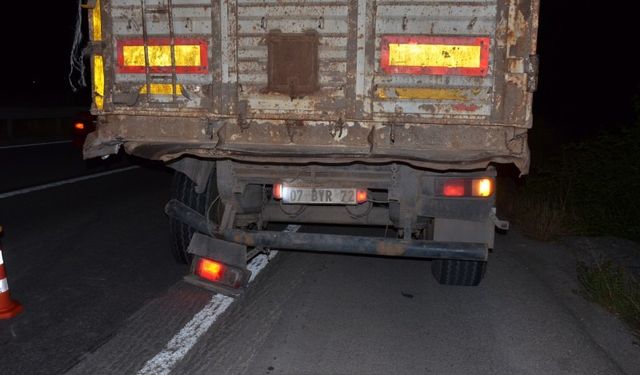 Hafif ticari araç ile traktör çarpıştı: 1 ölü, 4 yaralı