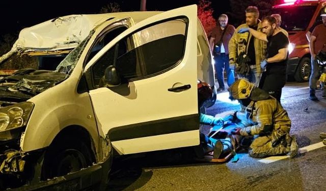 Hafif ticari araç, TIR'a çarptı; 1'i ağır, 2 yaralı