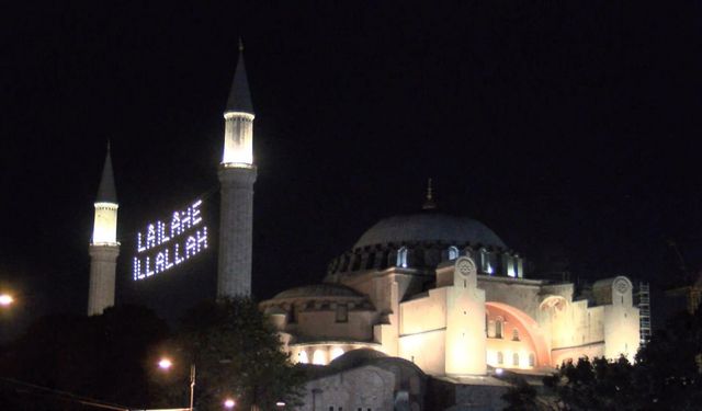 İstanbul - 15 Temmuz'un yıl dönümünde Taksim ve Ayasofya Camii'nde sela okundu