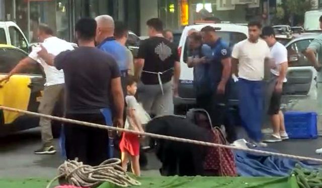 İstanbul - Avcılar’da pazarda başına demir direk düşen kişi yaralandı