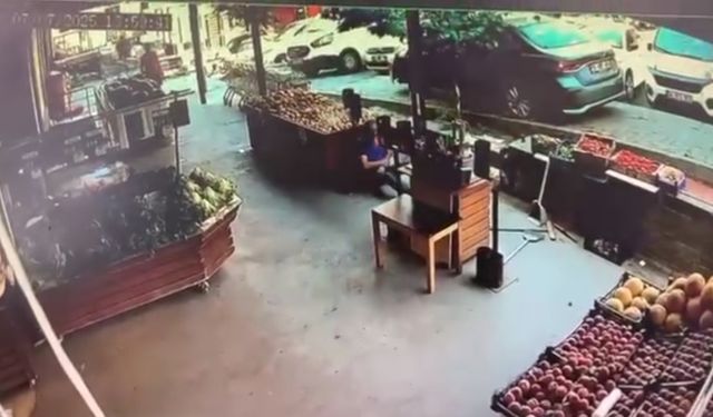 İstanbul - Eyüpsultan'da otomobil kaldırıma çıktı; market çalışanına çarptı