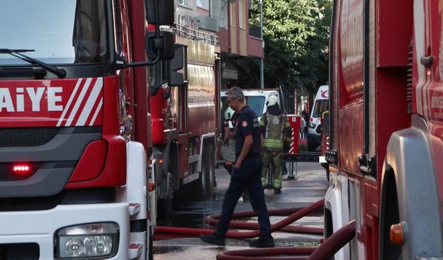 İstanbul- Pendik'te 4 katlı binanın çatısı alev alev yandı