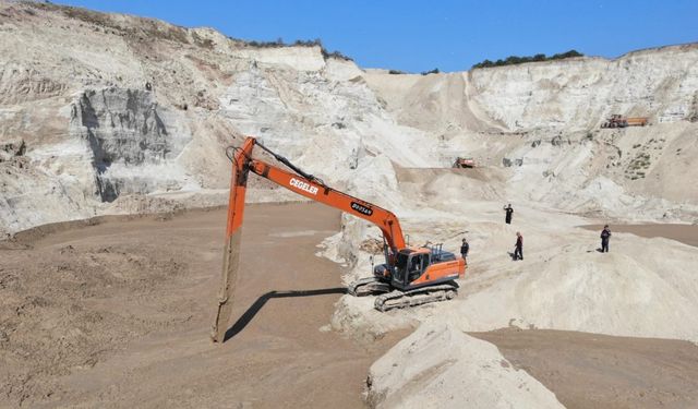 İstanbul - Silivri’de kum ocağındaki göçükte arama çalışmaları ikinci gününde sürüyor
