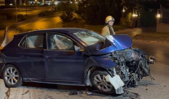 İstanbul - Sultanbeyli’de otomobil duvara çarptı; sıkışan 2 yaralıyı itfaiye kurtardı