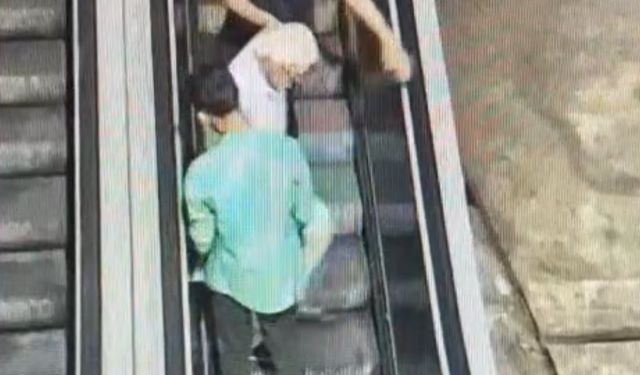 İstanbul - Taksim'de 67 yaşındaki adamın boğazını sıkıp gasbettiler; o anlar kamerada
