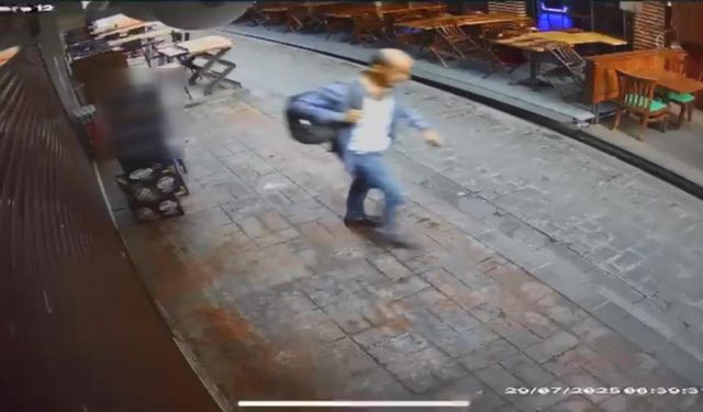 İstanbul - Taksim’de restoranın önünden içki çalan şüpheli kamerada
