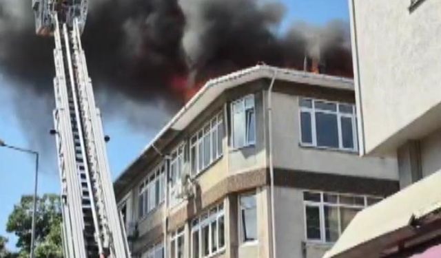 İstanbul - Üsküdar'da 4 katlı binanın çatısında çıkan yangın söndürüldü - 3 / Ek görüntülerle geniş haber