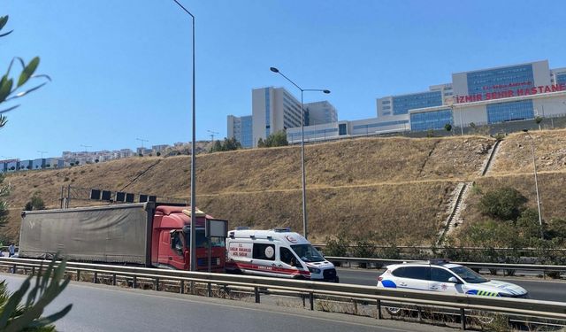 İzmir’de otomobil, TIR’a çarptı: 1 ölü, 1 yaralı