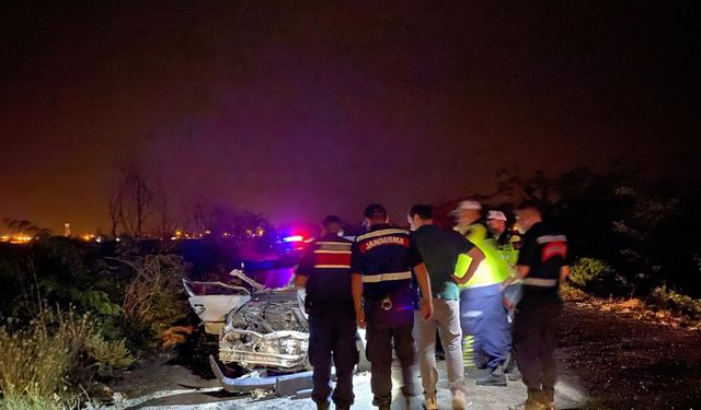 Kamyonetle çarpışan otomobil hurdaya döndü; aynı aileden 3 ağır yaralı