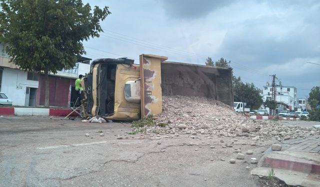 Kamyonun refüjdeki ağaçlara çarpıp devrildiği kaza kamerada