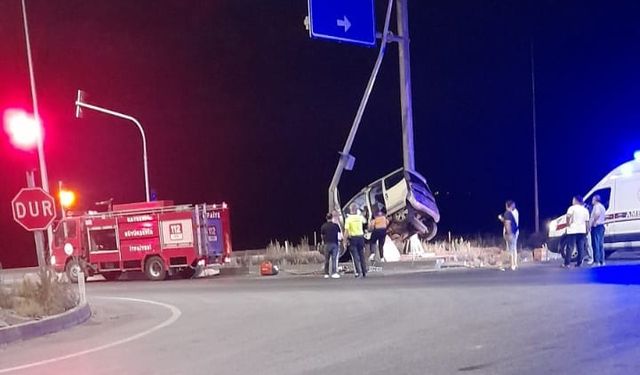 Kayseri'de hafif ticari araç, elektrik direğine çarptı: 7 yaralı