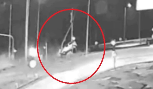 Kayseri'de hafif ticari aracın elektrik direğine çarptığı kaza kamerada: 7 yaralı (2)