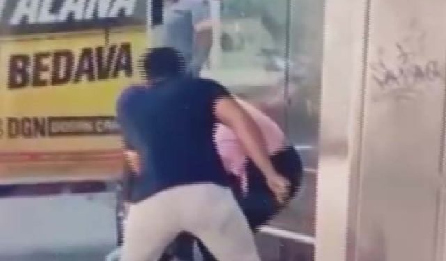 Komşusunun kızını otobüs durağında tornavida ile yaraladı; o anlar kamerada