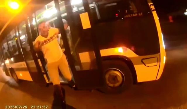 Kullandığı motosikletle otobüsle refüjün arasında sıkışmaktan ani fren yaparak kurtuldu