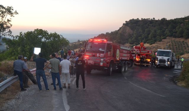 Manisa’da kamyon şarampole devrildi, çıkan yangın ormana sıçramadan söndürüldü: 1 yaralı