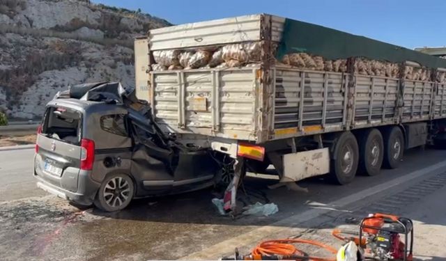 Mersin’deki kazada ölen aynı aileden 5 kişi, yan yana toprağa verildi