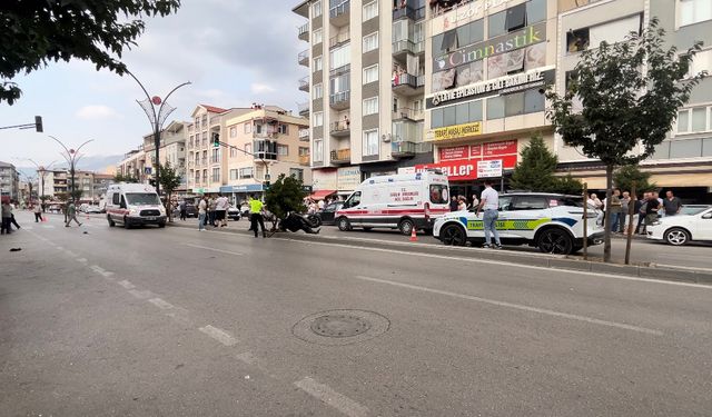 Motosikletin yayaya ardından otomobile çarptığı kaza kamerada: 1 ölü, 2 yaralı