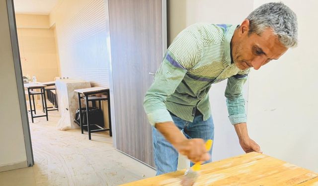 Öğretmenler okulu boyayıp, sıraları yeniliyor