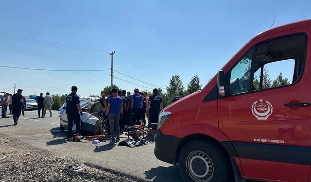 Otomobil ile kamyon çarpıştı: 2 ölü