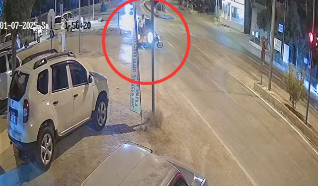 Otomobil ile motosikletin çarpıştığı kaza kamerada: 1 yaralı