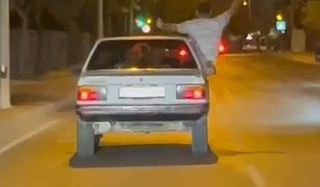Otomobilden sarkıp dans etti, sürücü de cep telefonuyla kaydetti